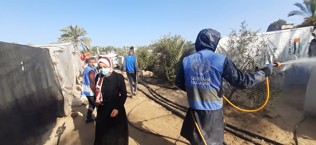 Un trabajador de UNRWA limpia refugios en Gaza.